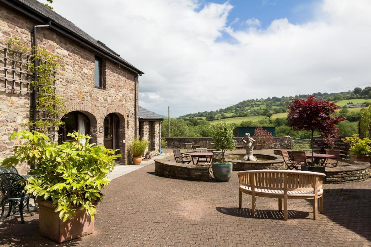 Neuadd B&B Suites Crickhowell Eksteriør billede